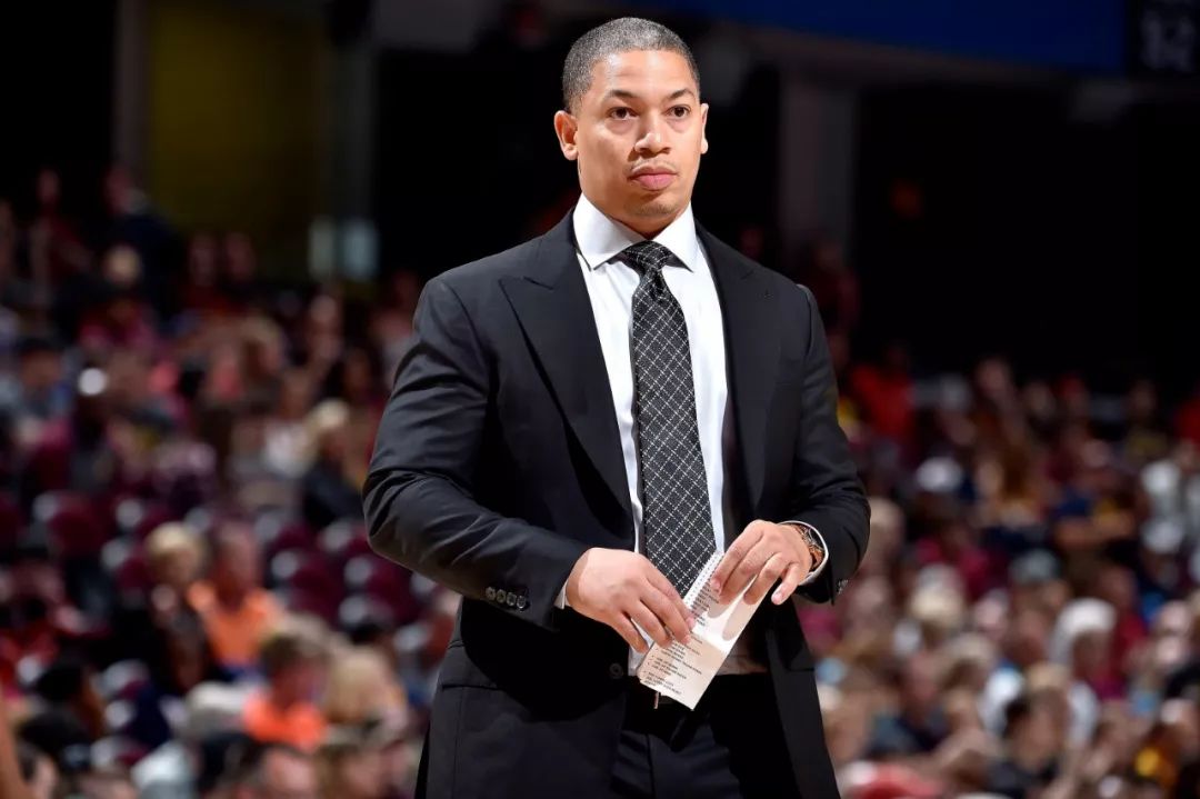  里昂主教练突然辞职，助教暂代帅位  