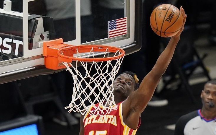  老鹰科林斯单场25篮板震惊联盟  